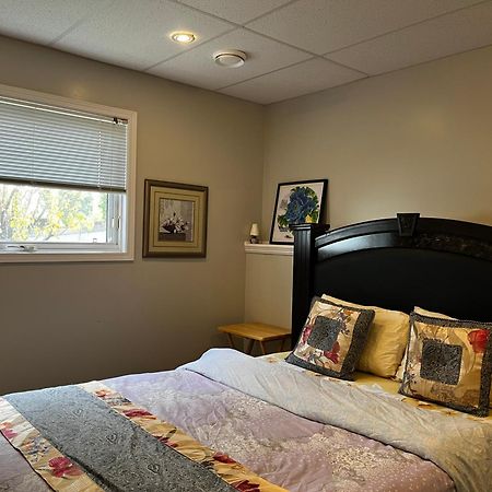 Citadel Cozy Quilt Private Bedroom YYC Exterior photo