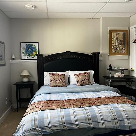 Citadel Cozy Quilt Private Bedroom YYC Exterior photo