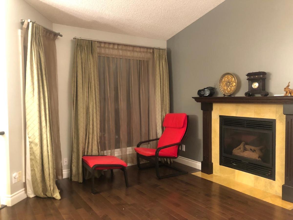 Citadel Cozy Quilt Private Bedroom YYC Exterior photo